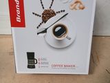 emballage d'une cafetière, avec une boîte de café à côté