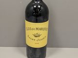 une bouteille de vin posée sur une table