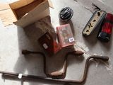 une boîte à outils posée par terre à côté d'une paire de clés