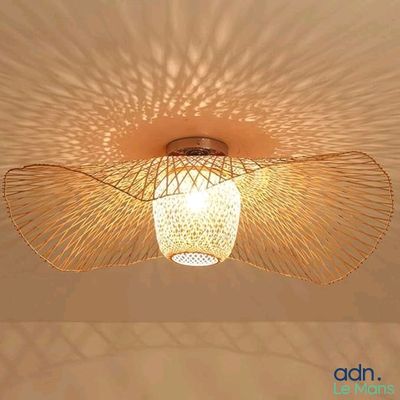 une lampe suspendue au plafond de la pièce