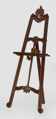 un chevalet en bois muni d'un socle en bois