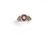 une bague en or avec un rubis et des diamants