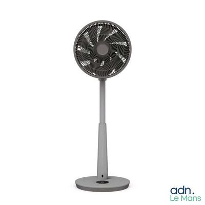 un gros plan d'un ventilateur sur pied, sur fond blanc