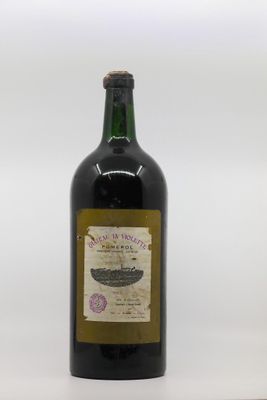 une vieille bouteille de vin posée sur une table en bois
