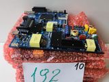 un gros plan sur un tas de composants électroniques posés sur une table