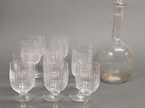 six verres à vin et une carafe sur la table