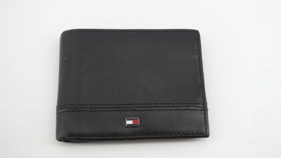 portefeuille en cuir noir sur fond blanc
