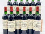 six bouteilles de vin rouge sont alignées