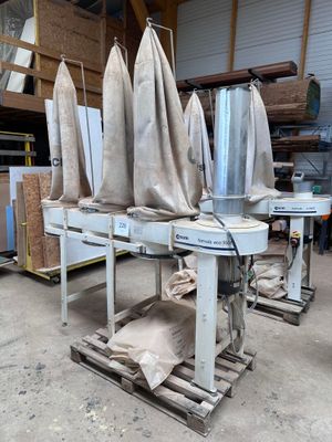 Plusieurs pièces métalliques sont posées sur des palettes dans un entrepôt