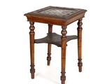 une vieille table en bois avec un plateau en carreaux sur fond blanc