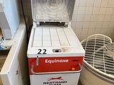 une petite machine posée dans un coin de la salle de bains