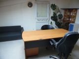 un bureau avec une chaise et un canapé dans une pièce