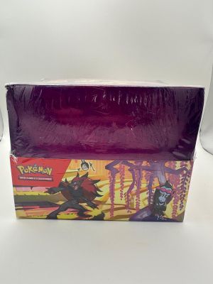 une boîte de cartes à collectionner pokemon sur une surface blanche