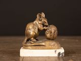 figurine de souris en laiton sur socle en marbre, sur fond noir