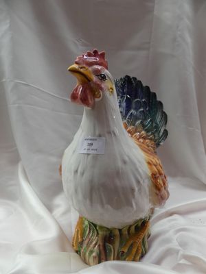 un poulet en céramique posé sur un drap blanc