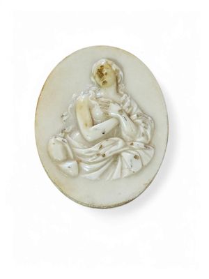 la photo d'une femme en robe blanche