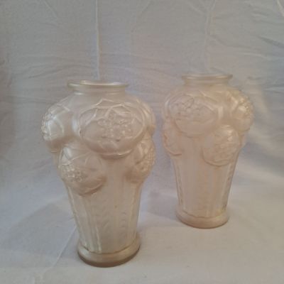 deux vases posés sur une table blanche
