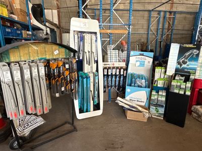 de nombreux articles exposés dans un magasin