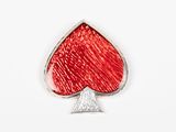 une broche représentant une couleur de jeu de cartes rouge et argentée sur un fond blanc