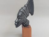 une image représentant une sculpture d'oiseau sur un bloc de bois