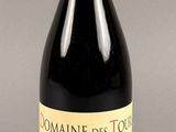 une bouteille de vin posée sur une table