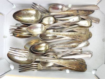 beaucoup de cuillères en argent et de cuillères dans une boîte blanche