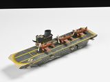 une maquette de bateau posée sur une surface blanche