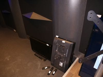 une photo d'une pièce avec une télévision et un écran d'ordinateur
