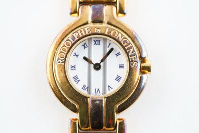 une montre-bracelet en or avec des chiffres romains