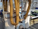 une machine qui se trouve à l'intérieur d'un bâtiment