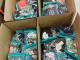 des cartons remplis d'objets divers posés à même le sol