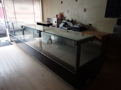 un comptoir en verre au milieu d'une pièce