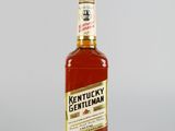 une bouteille de whisky « Kentucky Gentleman » posée sur une table