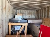 de nombreux cartons, les uns après les autres, à l'arrière d'un camion de déménagement