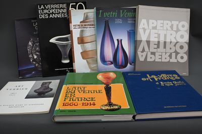 plusieurs livres sont empilés sur une table