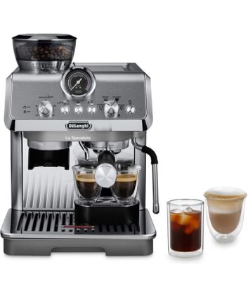 une machine à café DeLonghi avec deux tasses de café à côté