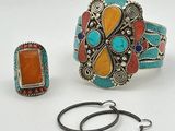 trois bijoux, dont une bague, un bracelet et une bague