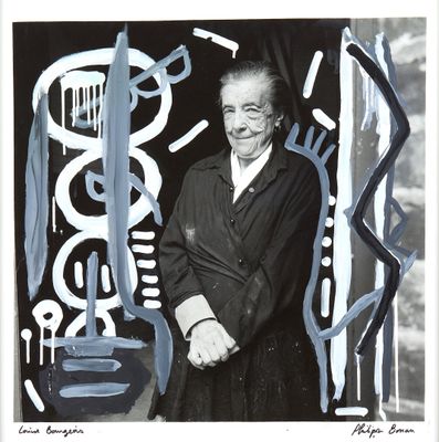 photographie en noir et blanc d'une femme debout devant un tableau