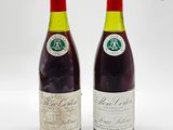 deux bouteilles de vin sont posées l'une à côté de l'autre sur une surface blanche