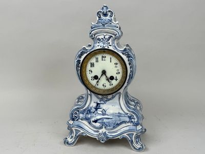 une horloge bleue et blanche posée sur une table