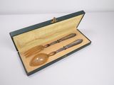 une boîte contenant une cuillère, une fourchette et une cuillère