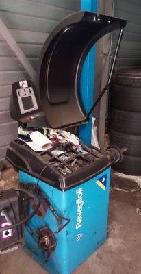 une machine bleue qui se trouve dans un garage