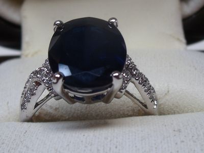 Bague en or blanc 18K, sertie d’un saphir ovale de 5,20 cara…