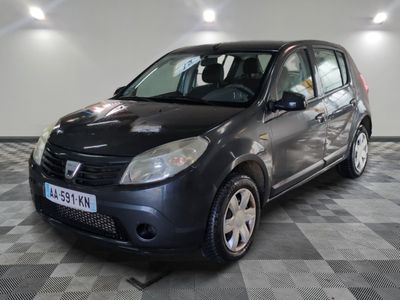la photo d'une petite voiture noire garée dans un garage