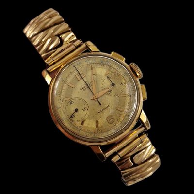 une image représentant une montre-bracelet en or sur fond noir