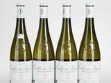 trois bouteilles de vin sont alignées sur une surface blanche