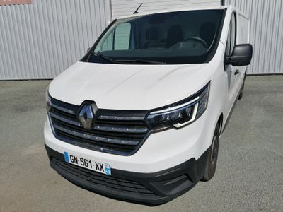 la camionnette blanche est garée devant un bâtiment