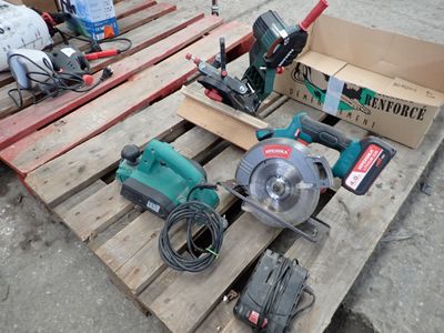 de nombreux outils posés sur une palette au sol