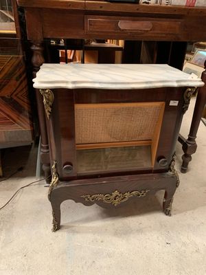 DUIGOU. Tourne disque-poste radio inscrit dans un petit meub…