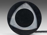 une image représentant un objet noir et blanc muni d'un cordon en spirale